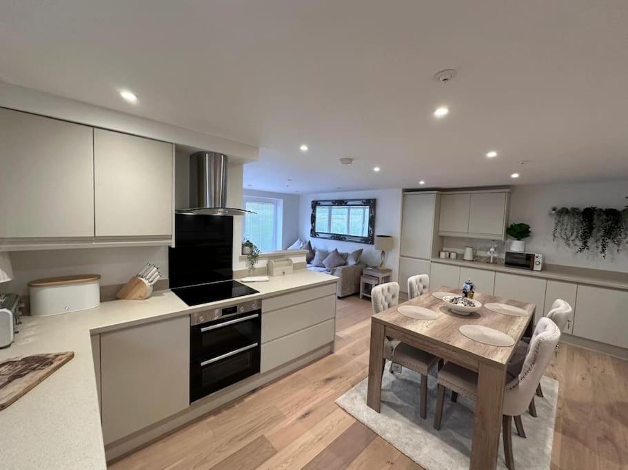 Апартаменты 2Bed Ground Floor Flat + Garden Sunningwell Экстерьер фото
